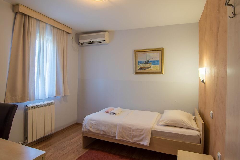 Hotel Ambiente Podgorica Exteriör bild
