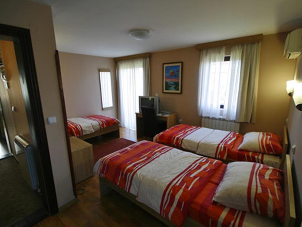 Hotel Ambiente Podgorica Rum bild